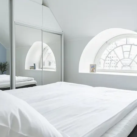 Glorious Penthouse With Private Sauna And Jacuzzi *