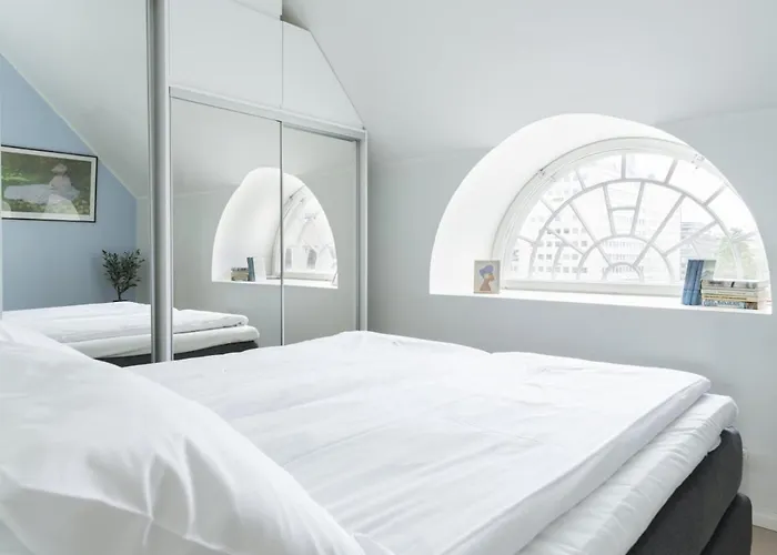 Glorious Penthouse With Private Sauna And Jacuzzi *