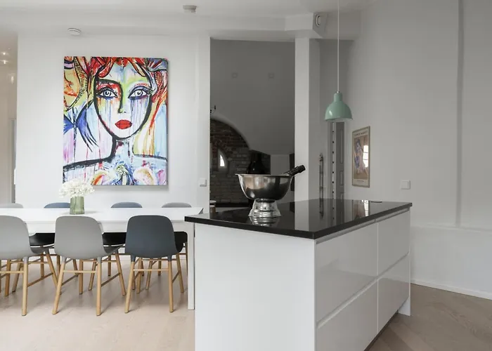 Glorious Penthouse With Private Sauna And Jacuzzi *